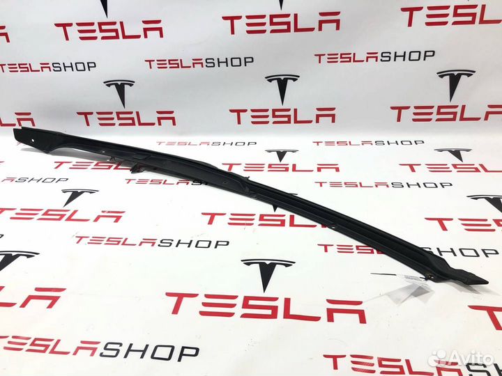 Накладка закрытия подъемной задней двери Tesla