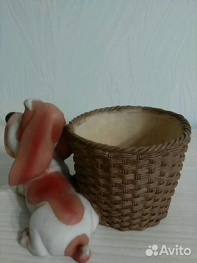 Сувенир - Собачка с корзиной, керамика