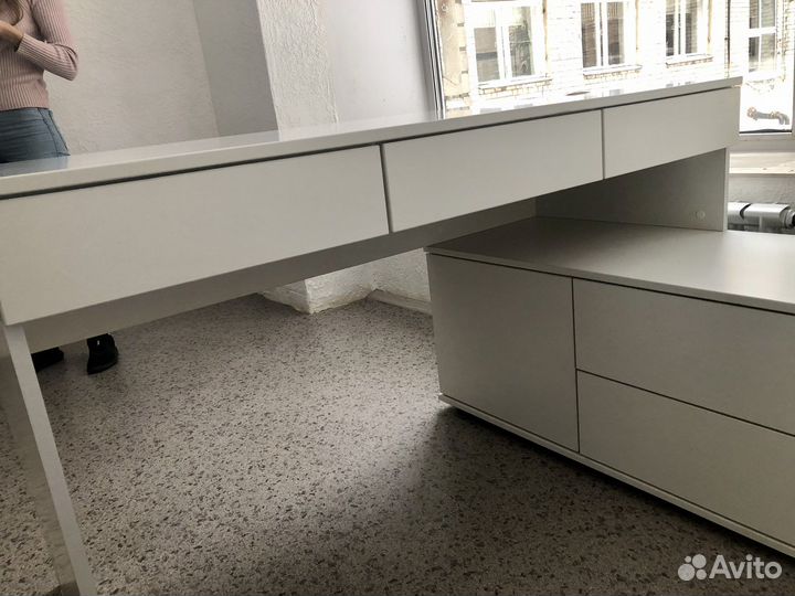 Стол угловой с тумбой