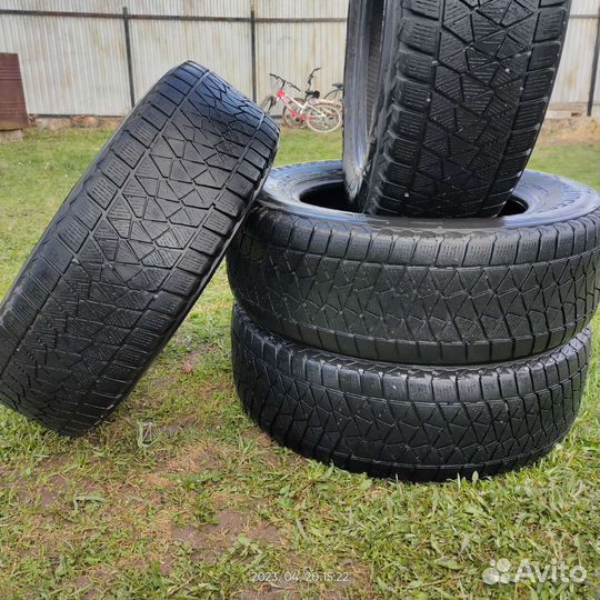 Bridgestone Blizzak DM-V2 215/65 R16 98S