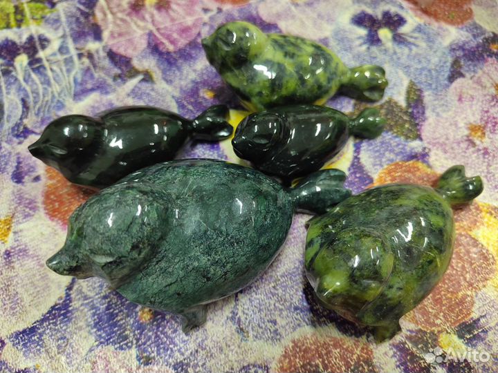 Нерпы из натурального камня чароит, нефрит и т.д