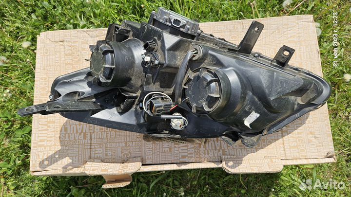 Renault Koleos 1 2008-2011 год фара правая ксенон