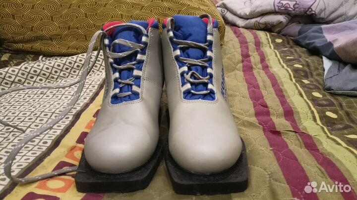 Продам детские лыжные ботинки