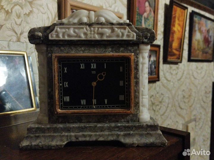 Часы обрамление камень