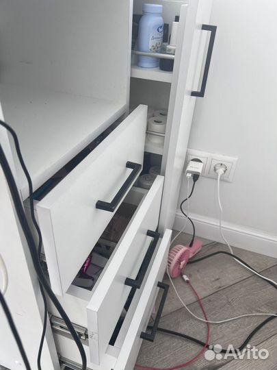 Маникюрный стол