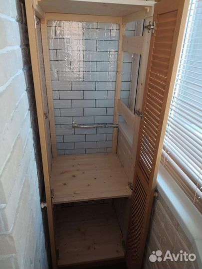 Шкаф деревянный жалюзийный