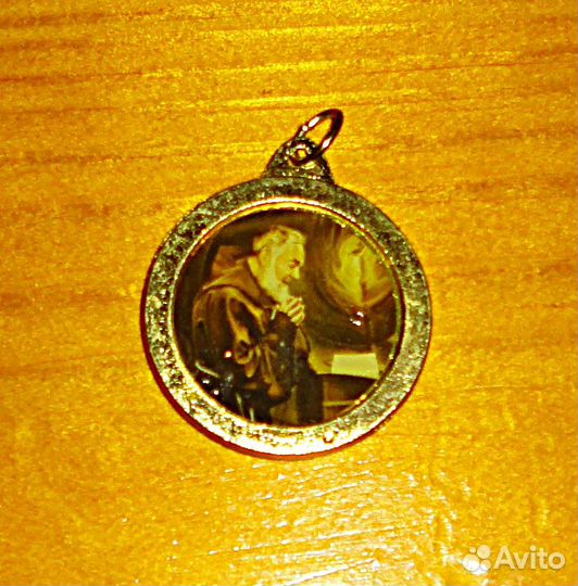 Падре Пио. Кулон с частицей одежды святого Пио