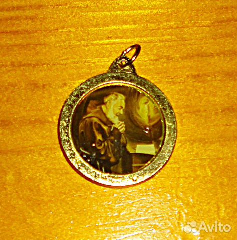 Падре Пио. Кулон с частицей одежды святого Пио