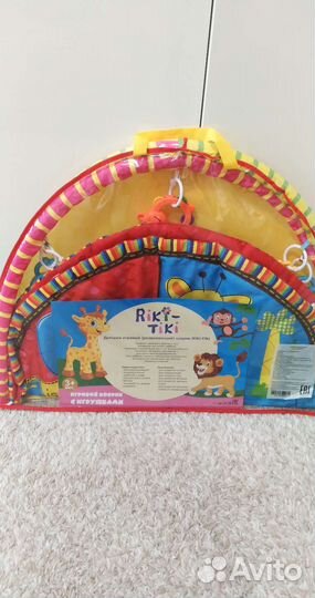 Развивающий коврик с игрушками