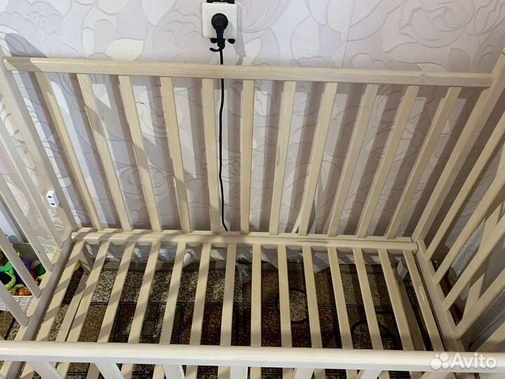 Детская кроватка с маятником