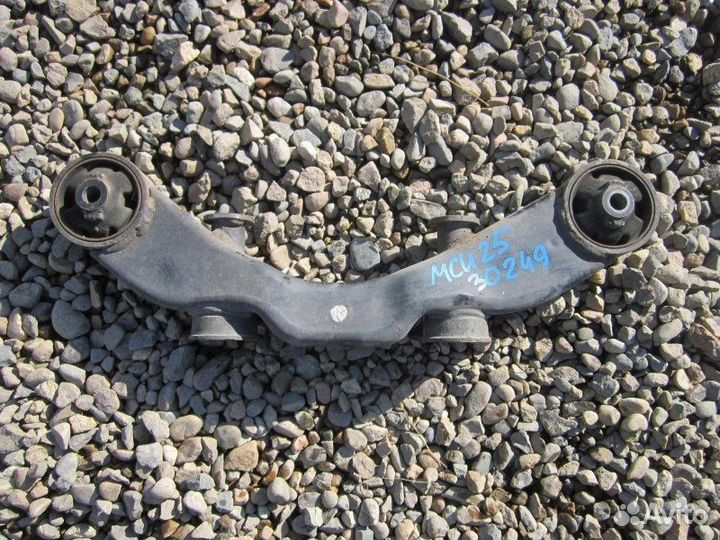 Крепление редуктора заднее Toyota Kluger MCU25