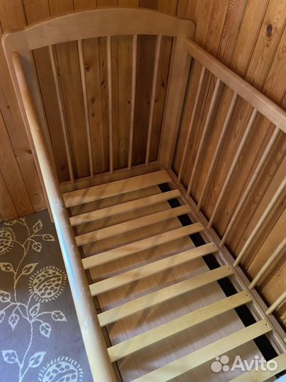 Детская кроватка с маятником и ящиком