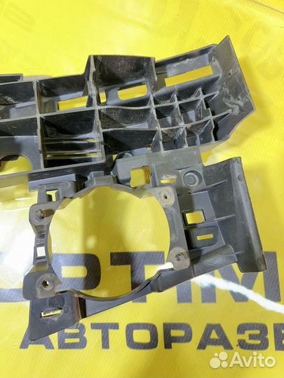 Кронштейн переднего бампера правый Renault Megane2