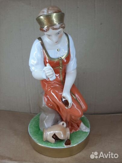 Статуэтка девушка с разбитыи кувшином