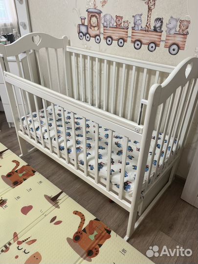 Детская кроватка с маятником, ящиком и матрасом