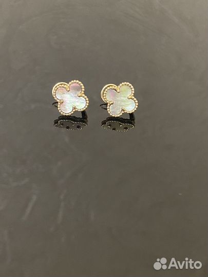 Золотые серьги Van Cleef с перламутром