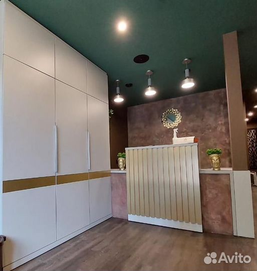 Стойка для салона красоты с золотом и подсветкой