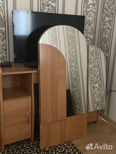 Трюмо с зеркалом