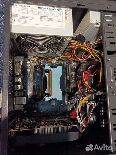 Игровой компьютер с монитором и клавиатурой