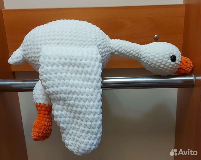 Гусь обнимусь вязаный