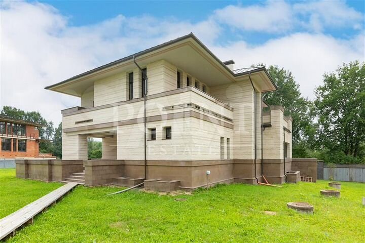 Дом 1028 м² на участке 34 сот.