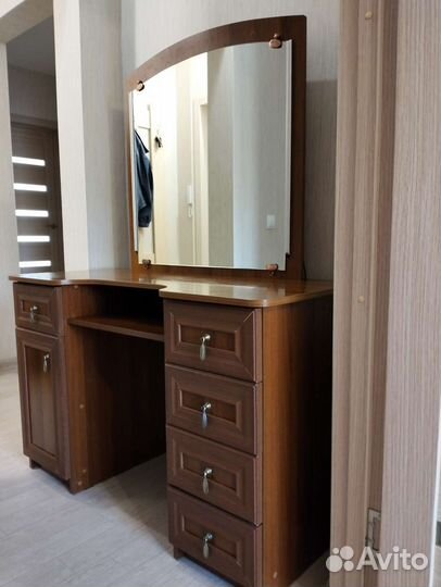 Туалетный столик с зеркалом и подсветкой