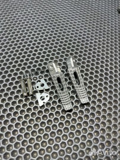 Подножки задние пассажира Suzuki GSX-R 600/750