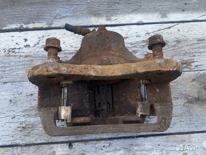 Суппорт тормозной перед левый Hyundai Elantra XD