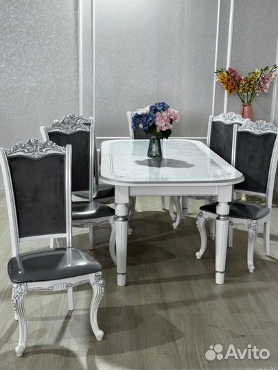 Стол и стулья