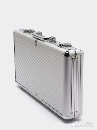 Покер в кейсе 300 с номиналом (пластиковые фишки)