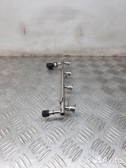 Топливная рампа Opel Astra 1.6 A16XER 2011