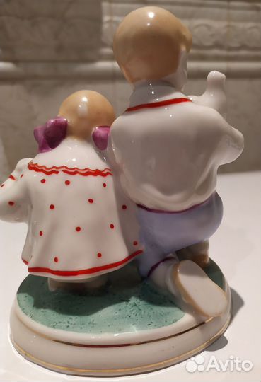 Статуэтка дети кормят голубей времён СССР