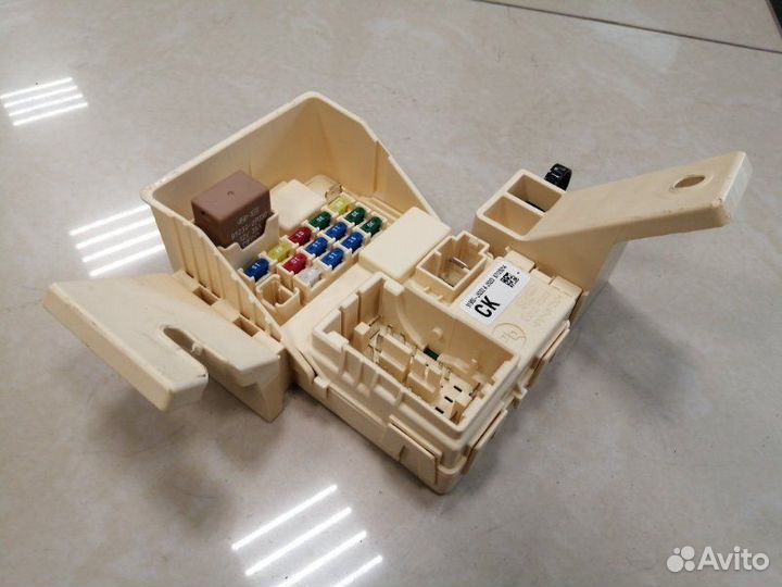 Блок предохранителей салонный Kia Stinger седан