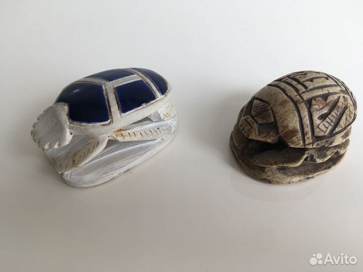 Большие и малые керамические жук-скарабеи. Египет