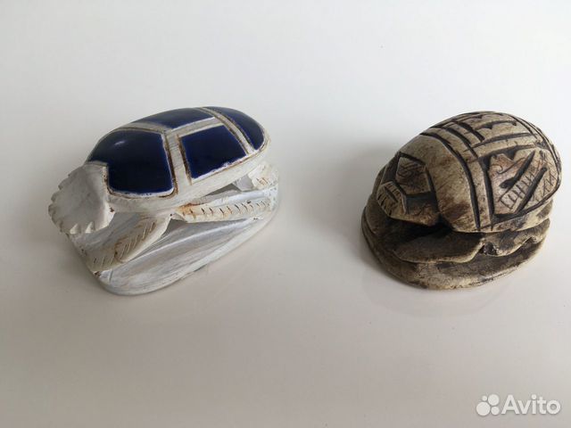 Большие и малые керамические жук-скарабеи. Египет