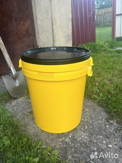 Пластиковые баки с крышкой 40л