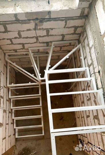 Лестница на металлокаркасе открытого типа