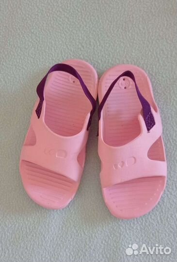 Купальник для девочки и сланцы