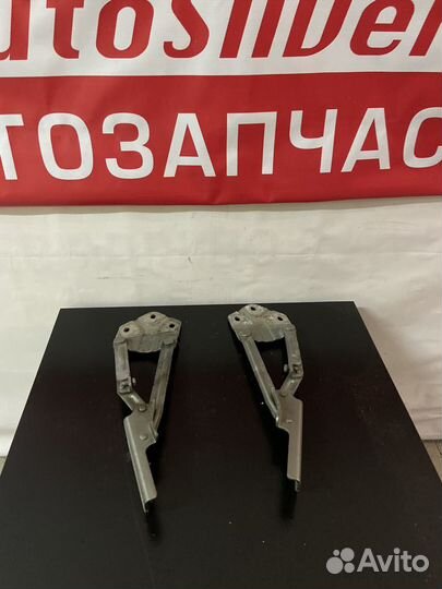 Volkswagen Caddy Touran 2006г петля капота левая