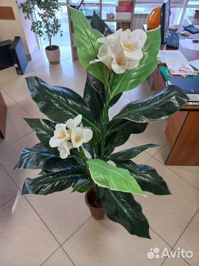 Искусственный цветок в горшке