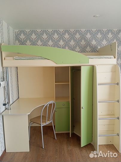 Детская двухярусная кровать со столом