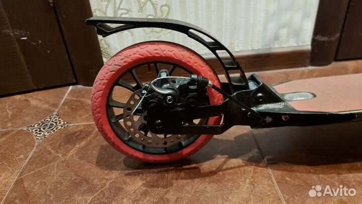 Самокат с ручным тормозом