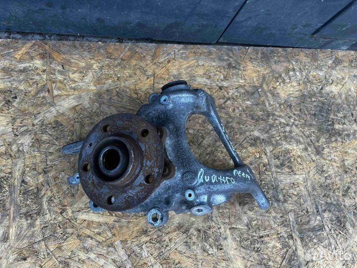 Кулак задний левый Audi A5 5 TDI 2011