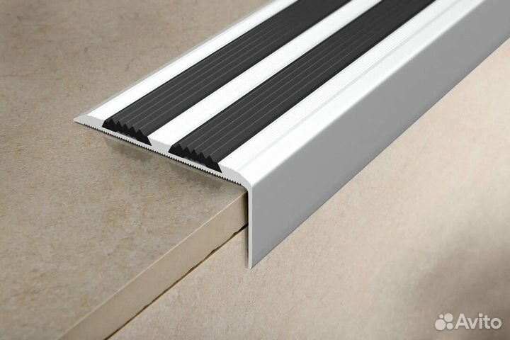 Уголки на ступени противоскользящие