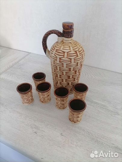 Глиняный кувшин и рюмки