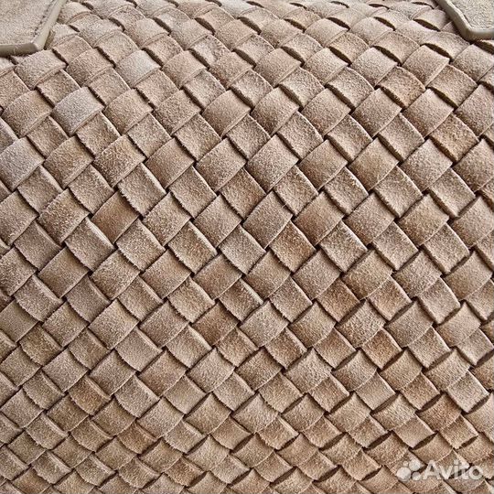 Сумка тоут Bottega Veneta плетёная замша песочная