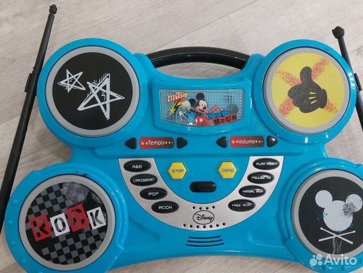 Барабан и гитара музыкальные