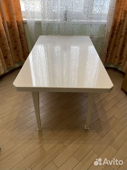 Стол из кварцевого агломерата