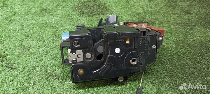 Замок двери задней правой VW Touareg 2002-2010