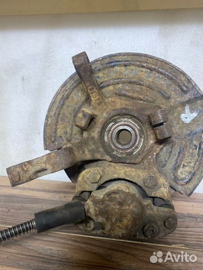 Кулак поворотный передний правый Renault Symbol 1